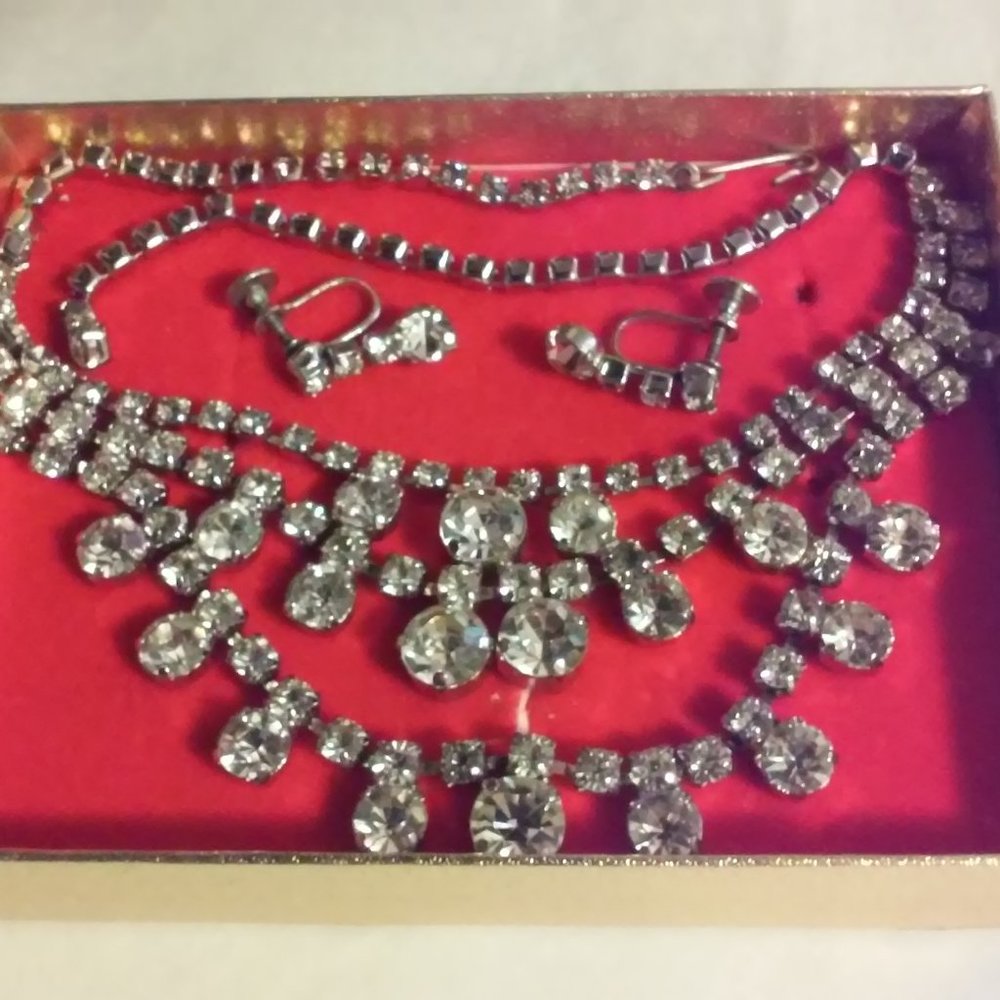 VIntage Necklace and Earring Set Screw On Perfect Condition
